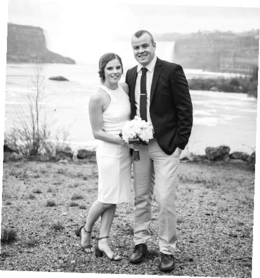 une jeunne femme et un jeune homme, jeune marié devant un lac